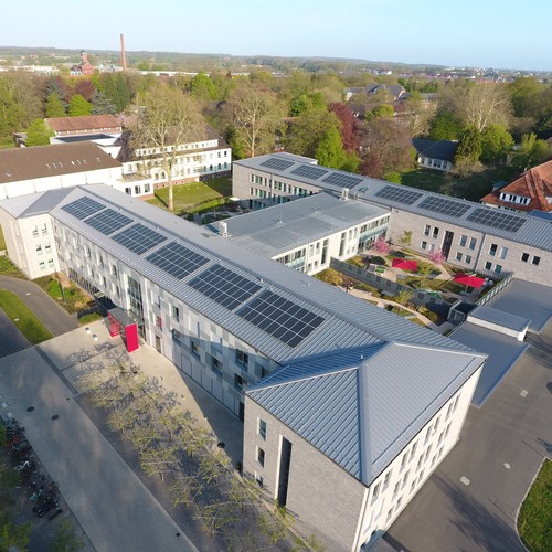 Luftbildaufnahme auf das Klinikgelände der LWL-Klinik Münster, im Zentrum befindet sich das Hauptgebäude der Klinik.