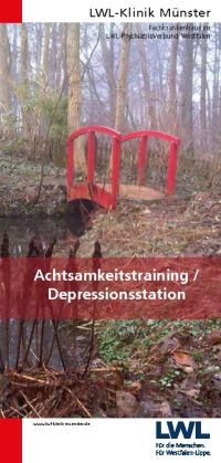 Titelblatt des Flyers Achtsamkeitstrainings. Gezeigt wird eine rote Holzbrücke, die in einem Wald steht. Titelblatt des Flyers Achtsamkeitstrainings. Gezeigt wird eine rote Holzbrücke, die in einem Wald steht.