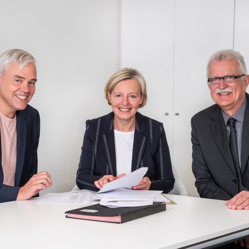 v. li: Porträts von Thomas Voß (Kaufmännischer Direktor), Prof. Dr. Patrizia Ohrmann (Ärztliche Direktorin), Michael Lison (Pflegedirektor)