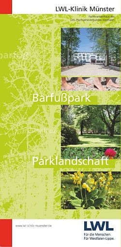 Titelblatt des Parkflyers, auf hellgrünem Hintergrund befinden sich drei Fotos aus dem Parkgelände der Klinik