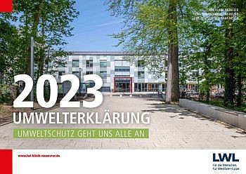 Titelblatt der Broschüre Umwelterklärung, gezeigt wird die Frontseite des Hauptgebäudes (hellgrauer Stein, rote Eingangstür) der LWL-Klinik Münster