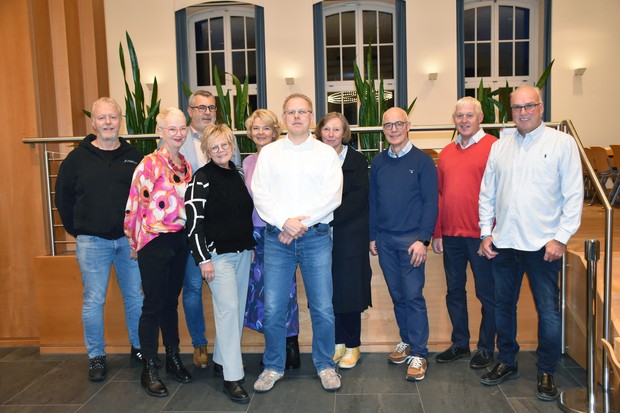 Dienstjubilar:innen der LWL-Klinik Münster, 6 Männer und 4 Frauen stehen im Festsaal der Klinik, im Hintergrund vier grüne Pflanzen und drei Fenster