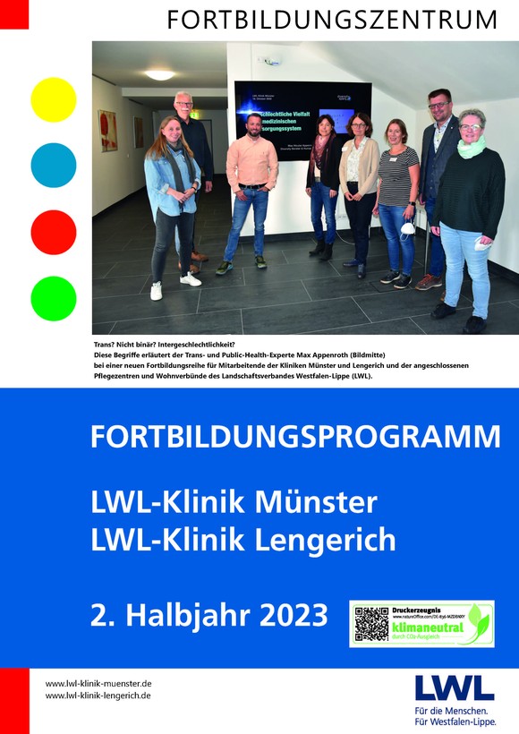 Titelseite Fobiprogramm, acht Personen stehen in einem Raum mit grauem Boden, vor einem Bildschirm auf dem das Thema der Fortbildung angezeigt wird. Titelseite Fobiprogramm, acht Personen stehen in einem Raum mit grauem Boden, vor einem Bildschirm auf dem das Thema der Fortbildung angezeigt wird.
