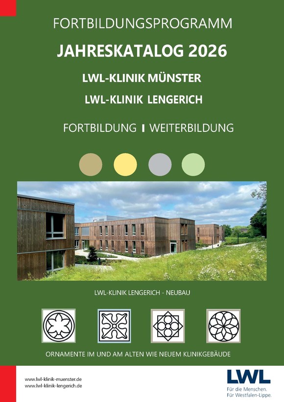 Titelseite des aktuellen Fortbildungskatalog: Gebäude der LWL-Klinik Lengerich vor grünem Rasen und blauem Himmel, Hintergrundfarbe dunkelgrün