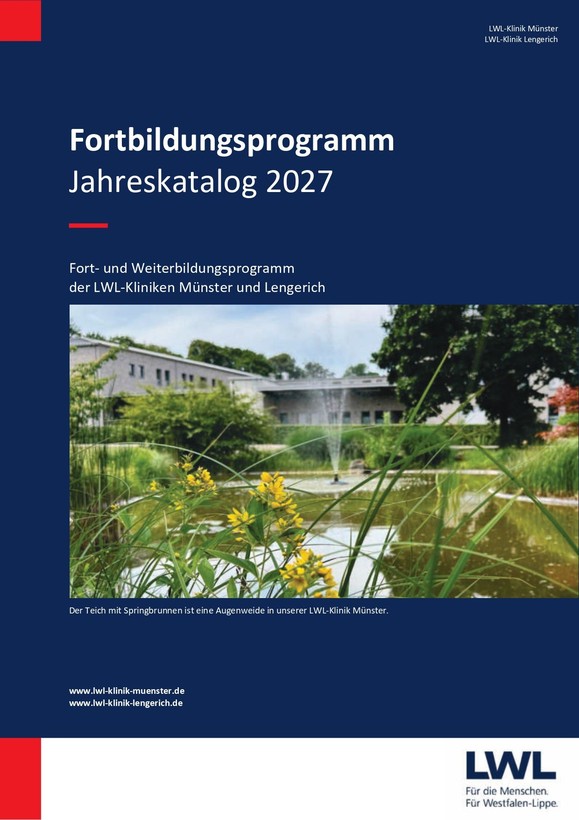 Titelseite des aktuellen Fortbildungskatalog: Gebäude der LWL-Klinik Lengerich vor grünem Rasen und blauem Himmel, Hintergrundfarbe dunkelgrün