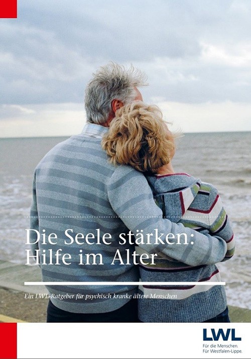 Titelblatt des LWL-Ratgebers "Die Seele stärken: Hilfe im Alter". Ein älterer Mann am Meer hat den Arm um eine ältere Frau gelegt.