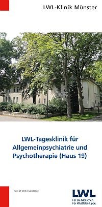 Titelblatt des Flyers LWL-Tagesklinik für Allgemeinpsychiatrie, gezeigt wird ein dreistöckiges Gebäude vor welchem viele Bäume stehen.