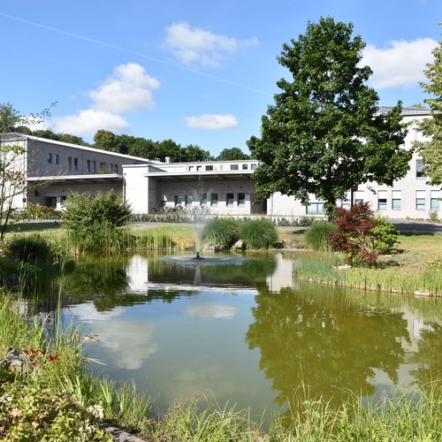 Das Hauptgebäude der Klinik inmitten der Parklandschaft.