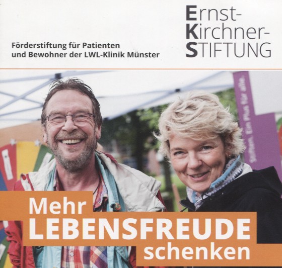 Titelblatt des Flyers der EKS-Stiftung Ein Mann und eine Frau stehen zusammen und lachen. Darunter steht der Slogan: Mehr Lebensfreude schenken.
