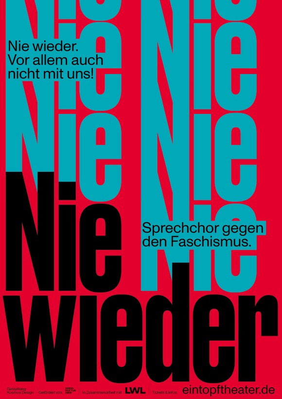 Plakat des Eintopftheaters, roter Hintergrund, mit blauer und schwarzer Schrift steht Text "Nie" wieder" Plakat des Eintopftheaters, roter Hintergrund, mit blauer und schwarzer Schrift steht Text "Nie" wieder"