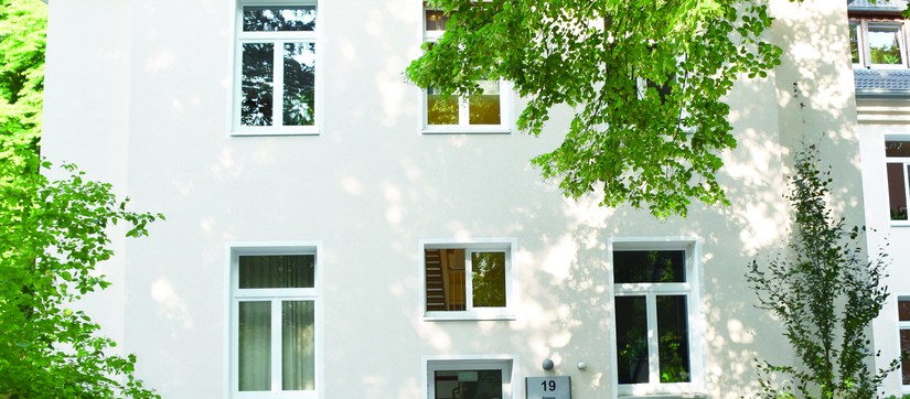 Blick auf das weiße Gebäude des Fortbildungszentrums im Klinikpark