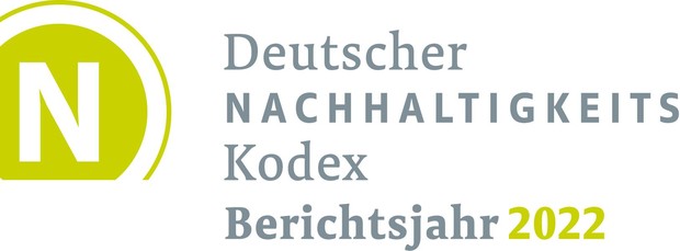 Grafik in hellgrauem Schriftzug des Deutschen Nachhaltigkeitskodex, Berichtsjahr 22, links Grafik aus hellgrünem Halbkreis